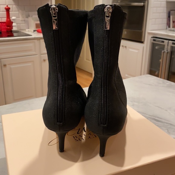 👢Badgley Mischka Back zipper, 2” kitten heel. Soft stretch shimmer fabric - Picture 2 of 8